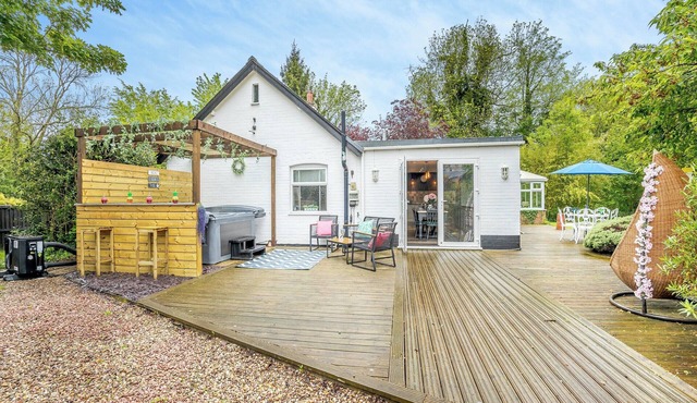 2 bedroom accommodation in Bratoft, near Burgh-le-Marsh in Skegness