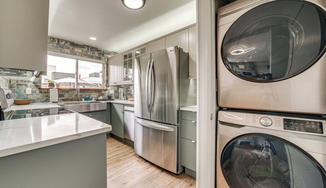 2 Blocks to Beach Park: Cozy Seattle Townhome