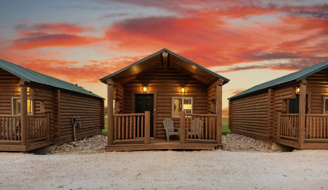 #2 Jeep Cabin, Newly Remodeled! AC! New Beds! Sleeps 4