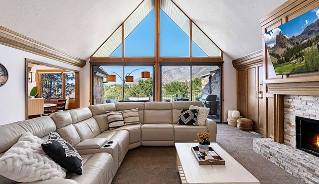 2 Master Bedrooms - Mtn Views - King Beds - Ski - Hot Tub - GameRm - Amenities!