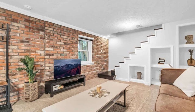 2 min to AUD | Private Getaway w/Firepit in Kitchener