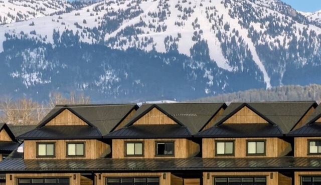 2 Modern Townhomes 6 BR 2 Hot Tubs Perfect for Large Groups Near Targhee