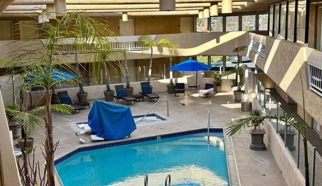 2 Queen Jacuzzi Balcony Stay Near Beach, Pier with Breakfast Included in Seal Beach