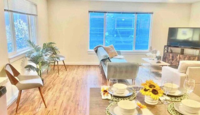 2BR/2BA with Parking & Peaceful Vibes