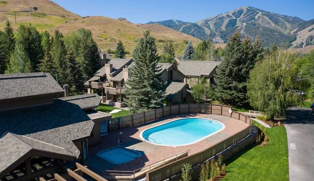 2br+loft Townhome @ base of Dollar Mtn. ski area; hot tub & pool