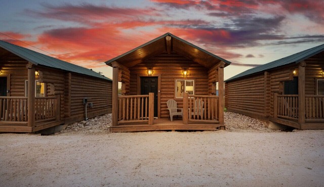 #3 Bear Lake cabin, Newly Remodeled! AC! New Beds! Sleeps 4
