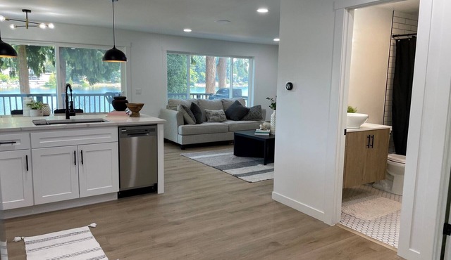 3-bedroom Cozy Waterfront Cottage in SeaTac