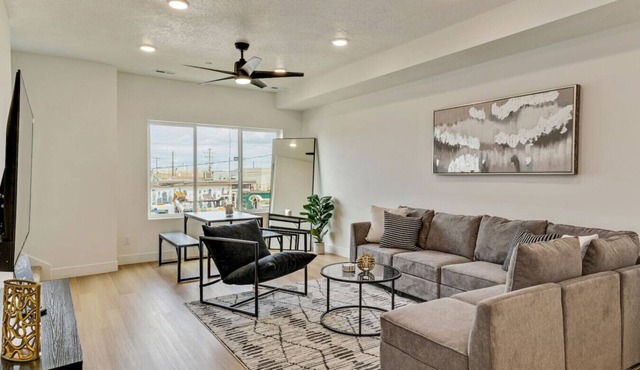 3 Min to DT | 2 Car Garage| Lux Townhome |King Bed