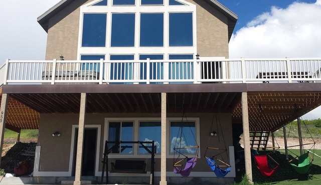 3 minutes from State Marina Private Hot Tub! Playground!