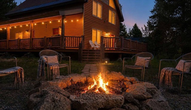 32 MI to YNP | Fire Pit | Sleeps 8
