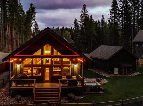 3BR Forest Cabin, Hot Tub, Game Room, Big Backyard