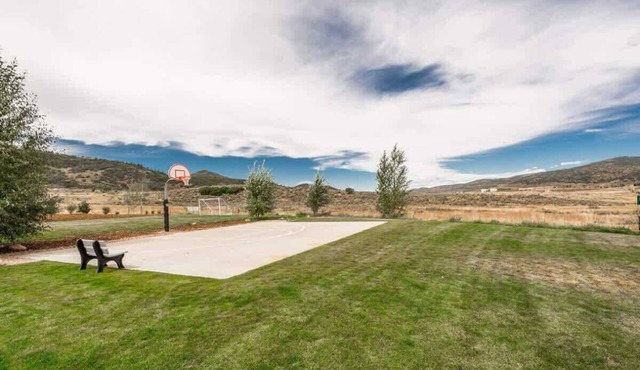 4 Bedroom 3 Bathroom, Hot Tub Minutes from Slopes