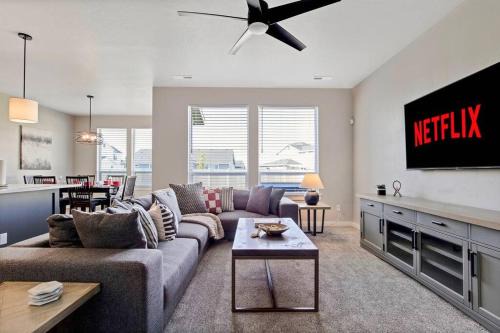 4 Bedroom Home with Full Office Space and Hot tub!