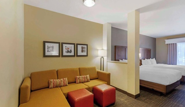 4 Family-Friendly Suites Near Chapungu Sculpture Park, Pool, Fitness & Breakfast in Johnstown