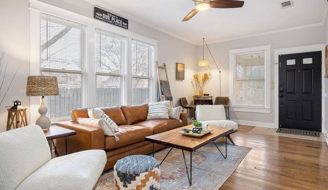 4 min walk to Town Square! 3bd 2bath cozy Historical home in Georgetown