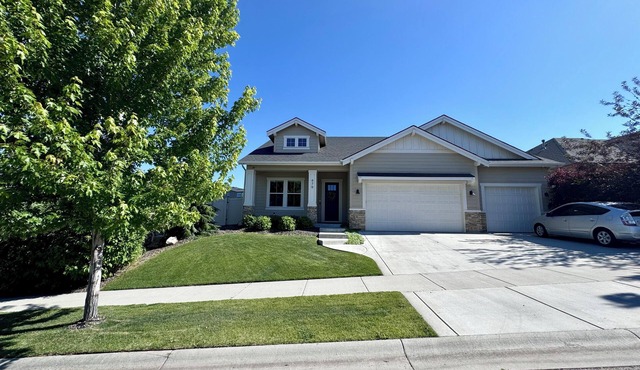 4BD 3BA Home in Quiet Community. Clean & Spacious. Pet-Friendly, Gated Yard.