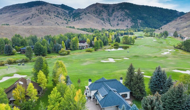 4BD Fairway Twelve Retreat + Resort Amenities