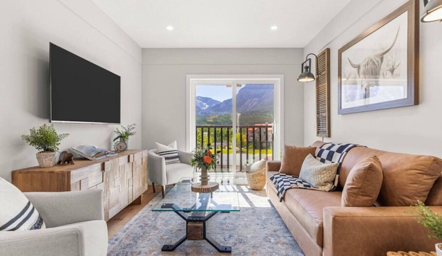 4BR Getaway with MTN View, Balcony Near DT & Banff! in Canmore