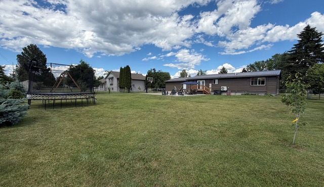 5-bedrooms, Tons of Outdoor Space, Central Location!