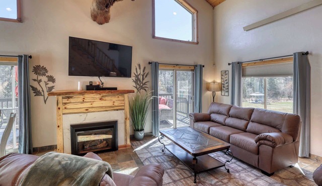 5 Miles from Mt- Rushmore, with private hot tub! in Keystone