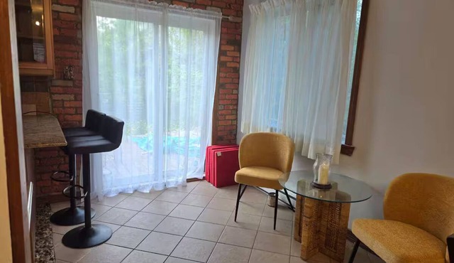 6BedR with 7 beds Single house 3 private parking in Brossard