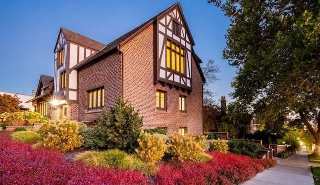 7,000 sqft Luxury Downtown Estate - Hot Tub - Sleeps 18 - 17% Off Monthly Stays