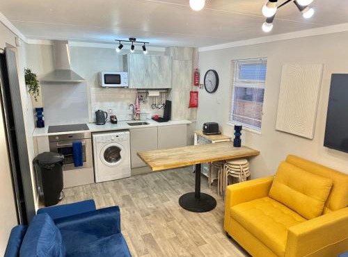 7-bed Compact Chalet Near Glasgow Sleeps up to 14 - Maryville Caravan Site Uddingston, Glasgow in Uddingston