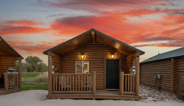 #7 Cowboy Cabin, Newly Remodeled! AC! New Beds! Sleeps 3