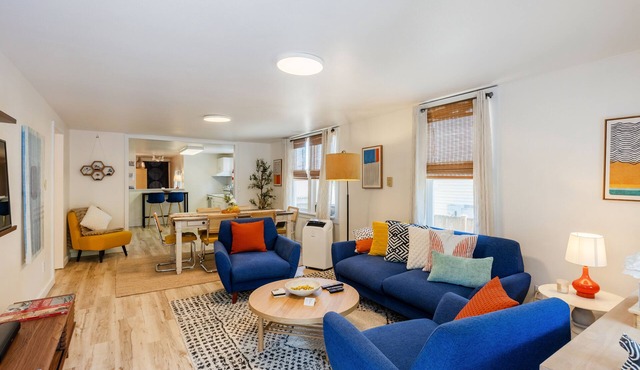 7 Min Walk to Light Rail - Direct to Stadiums, Downtown, or Bellevue, Redmond in Seattle