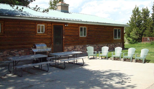 8 miles from Yellowstone! Parking area for toys! Fireplace, Gas Grill, Smart TV