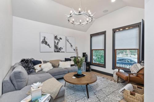 909 Snowy Cottage by SkyRun Park City