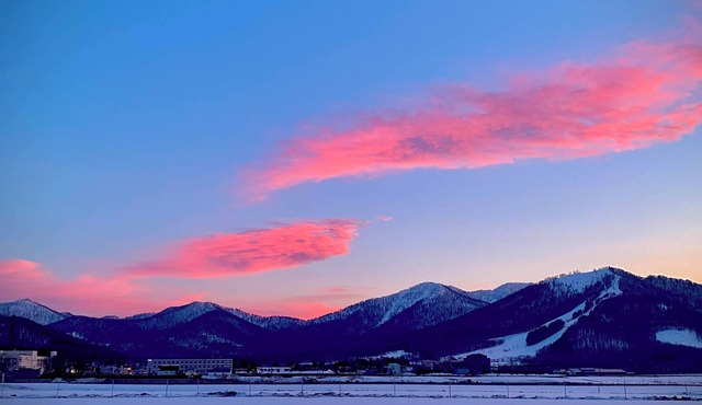 | A panoramic view overlooking the ski slopes, with Ezo squirrels and wild birds visiting and feeding just a short distance away. You can enjoy the warmth of the wood stove. (Pets are allowed.) in 南富良野町