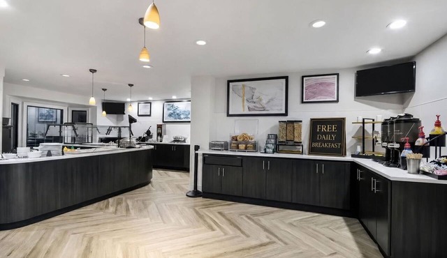 Accessible 2BR Suite | Roll Shower & Hot Breakfast in Maumee