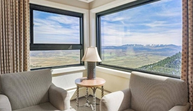 Adventure-Ready Villa: Indoor/Outdoor Pools & BBQ Deck, Fireplace & Hot Tubs in Stateline