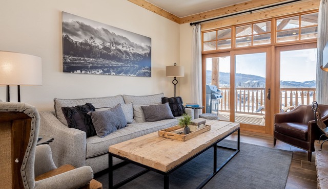 Adventurer's dream home with grill, scenic balcony, & fireplace - spa and skiing