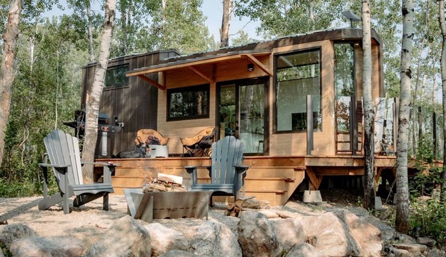 Alberta Glamping Tiny House with Sauna for Romantic Weekend Getaways Away from the City in Cherhill