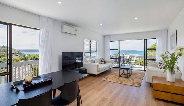Algies Bay Beach House (near Matakana & Omaha) in Algies Bay