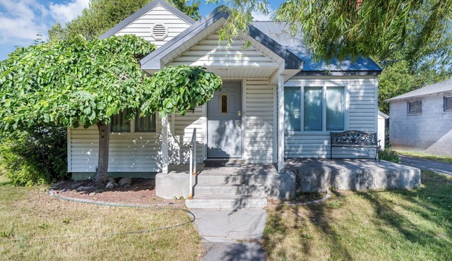 Aunt Mary's House 2-bedroom house with WiFi and window AC in delightful Rigby
