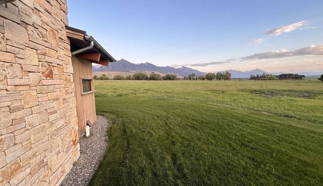 Award winning home in Paradise Valley, Montana, access to the Yellowstone River!