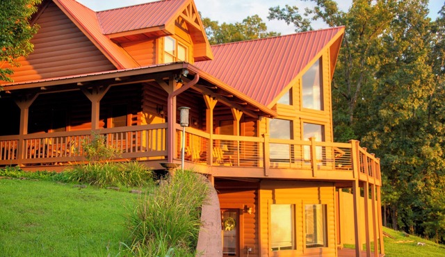 Awe-Inspiring Views/Spacious Cabin/Pickleball Court in Guild