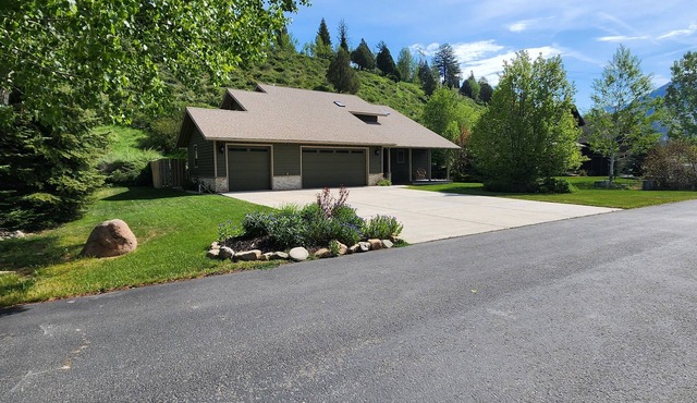 Awesome 3-bedroom house in Alpine perfect for your next getaway.
