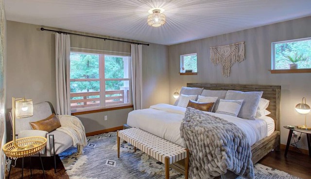 Baker Bliss | Hot Tub · Fire Pit · Pet-Friendly · Mt. Baker Gateway
