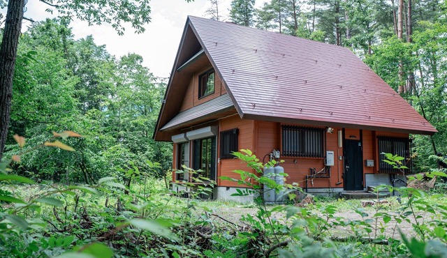 [Base for Kamikochi, Hakuba, and Matsumoto] A private vacation home nestled in the forests of Azumino | Accommodates up to 5 guests · Free parking for 3 cars · Air conditioning provided in 安曇野市