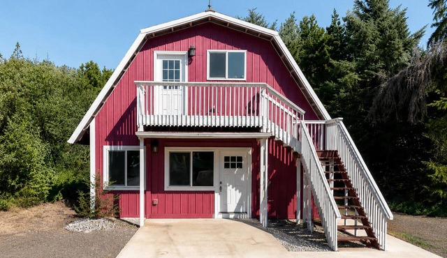 Beach Barn Getaway- with hot tub in Grayland
