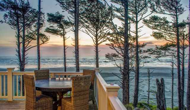 Beach Bluff: Oceanfront, Hot Tub, Dog Friendly! in Pacific Beach