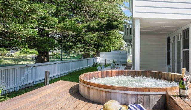Beach Front House Outdoor Hot Tub Sauna Stunning Views. 1 FREE NIGHT! in Patonga