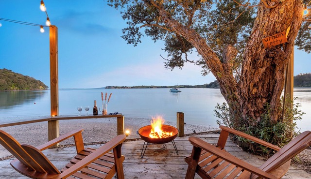 Beachfront House, Stunning Views, Private & Serene in Whangaparāoa