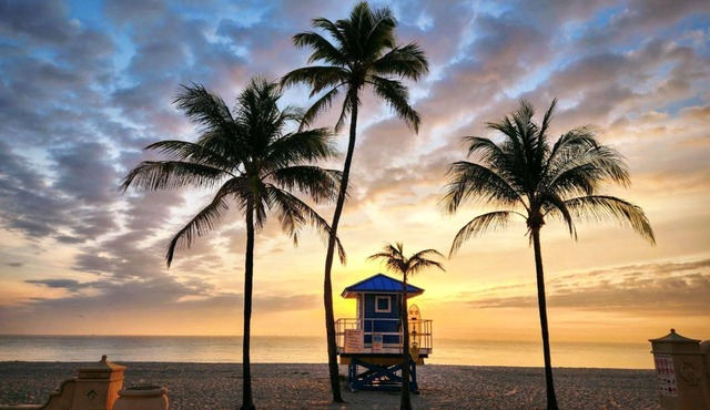 Beachfront with Private Pool ~ 1 Bedroom w/King Bed & FREE PARKING at the Beach in Hollywood