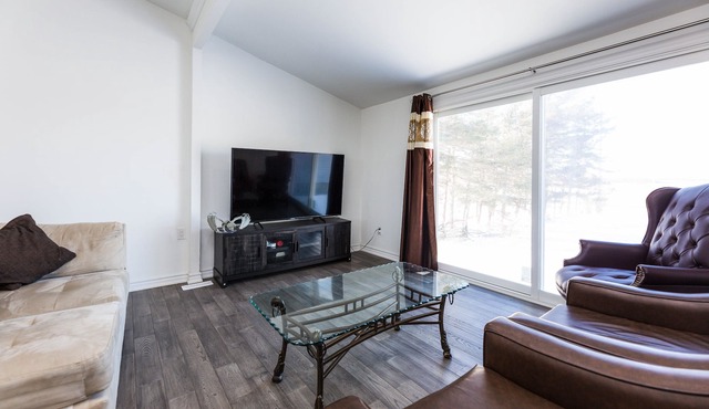 Beautiful 3 bedroom cottage located in Mono in Rosemont
