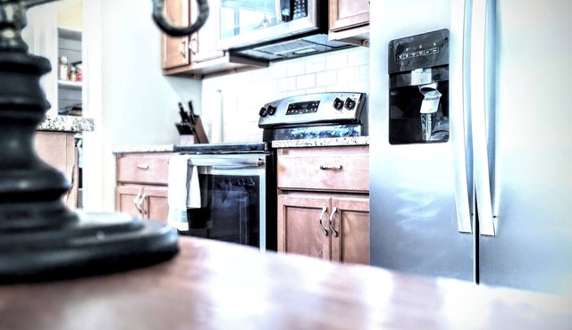 Beautiful bright 4 bedroom house just 15 minutes from the SLC airport